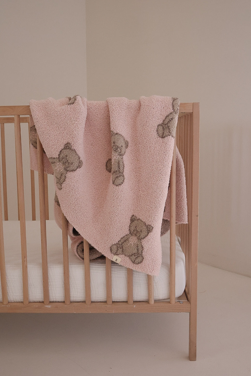 The Plush Blanket | Lottie by forever french baby, in soft pink and Oeko-Tex certified, drapes gently over the crib.